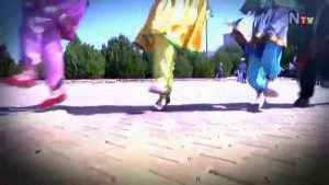 آموزش رقص آذری اوچ پنجه (سه پنجه) در افسانه، در زمانهای گذشته وقتی یک روستایی در جنگل مشغول جمع کردن هیزم بوده خرسی را می‌بیند...
